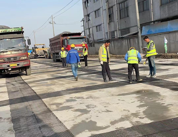 新邵老材料的新故事：玻璃纤维土工格栅如何在‘白改黑’浪潮中重获新生？